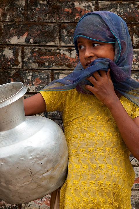 Teknaf - dziewczynka z dzbanem na wodę (Bangladesz 2010 - część 1/2)